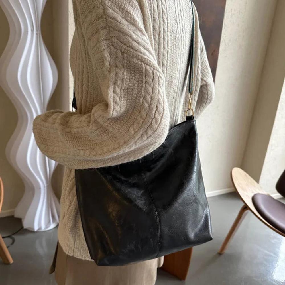 Janet’s Vintage Flair | Elegant Shoulder Bag